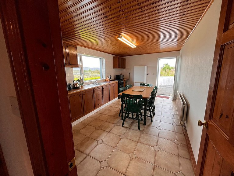 Traditional Connemara Cottage in Casla – Sleeps 6