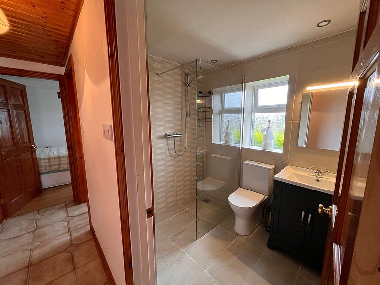 Traditional Connemara Cottage in Casla – Sleeps 6