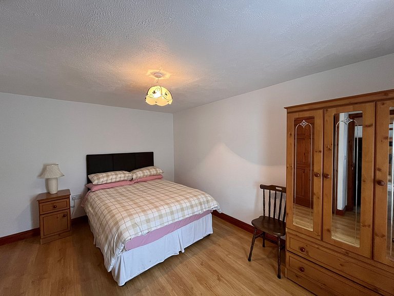 Traditional Connemara Cottage in Casla – Sleeps 6