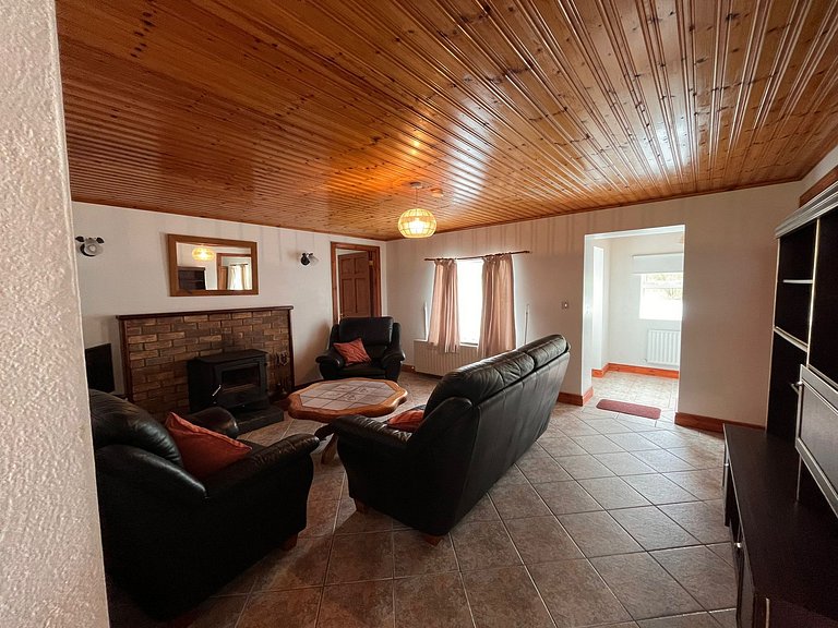 Traditional Connemara Cottage in Casla – Sleeps 6