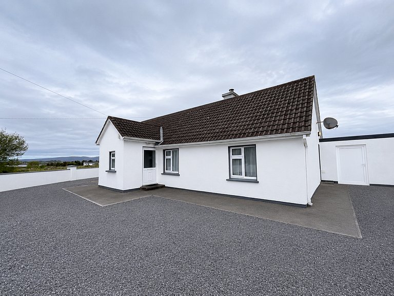 Traditional Connemara Cottage in Casla – Sleeps 6