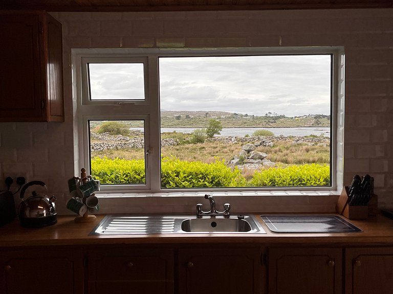 Traditional Connemara Cottage in Casla – Sleeps 6