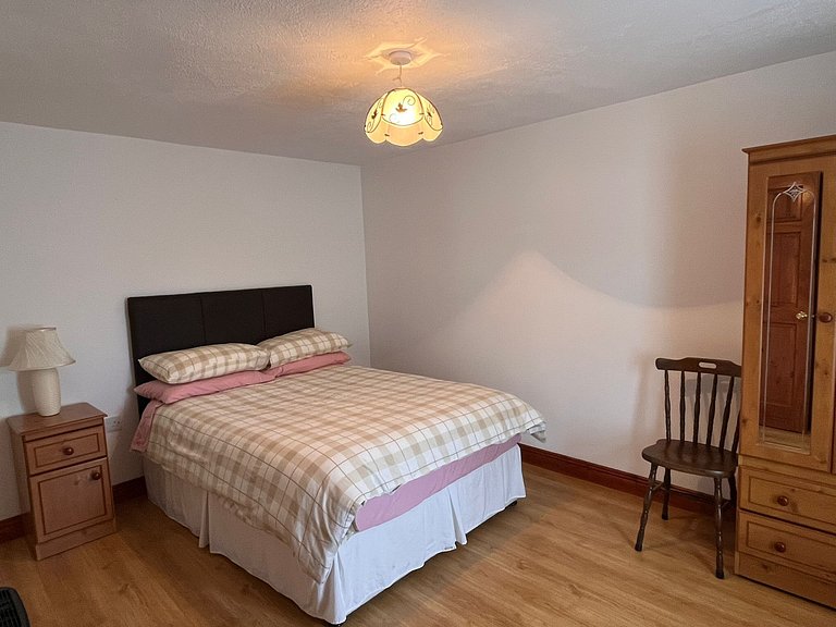 Traditional Connemara Cottage in Casla – Sleeps 6