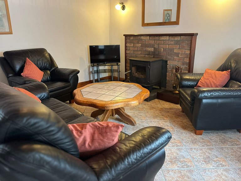 Traditional Connemara Cottage in Casla – Sleeps 6
