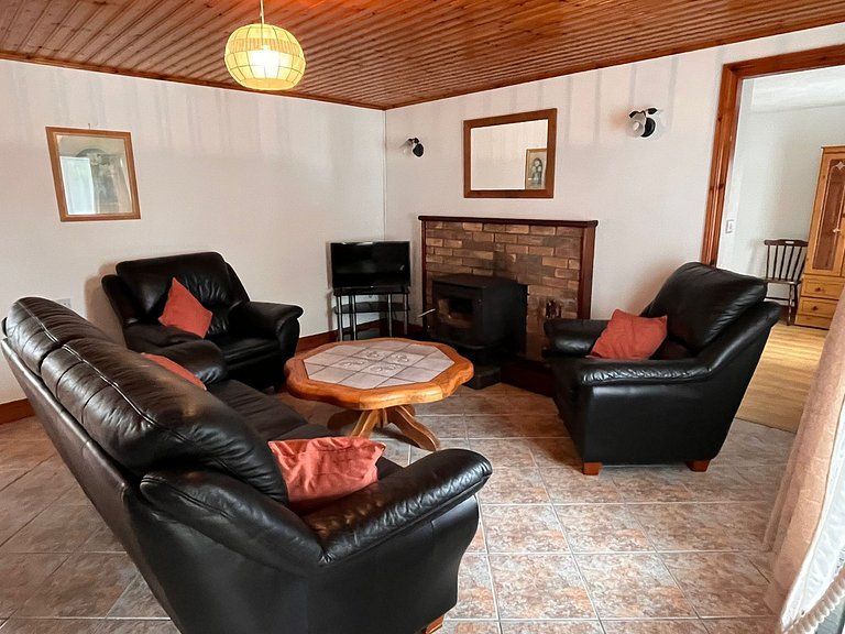 Traditional Connemara Cottage in Casla – Sleeps 6